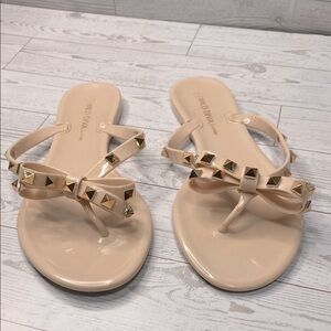 DIVA Lounge Dark Cream with Gold Studs Jelly Bow Accent Sandals Women size 7